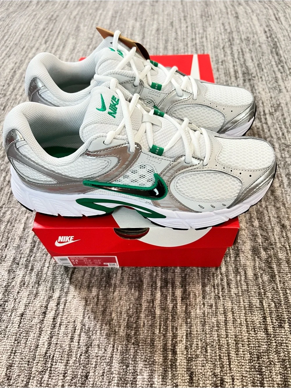 Nike V5 Rnr White Malachite Size 9.5 Men’s / 11 Women’s